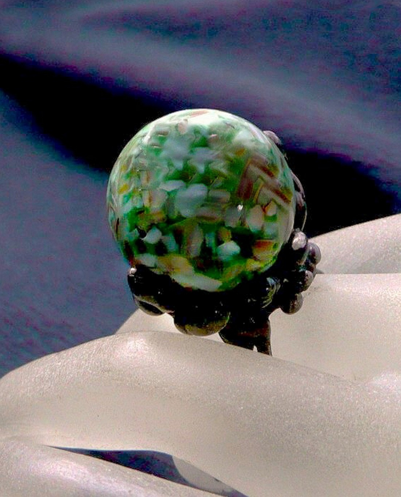 autorski pierścień z zielonych muszli unikatowo i ekologicznie oprawiona w technice Tiffany